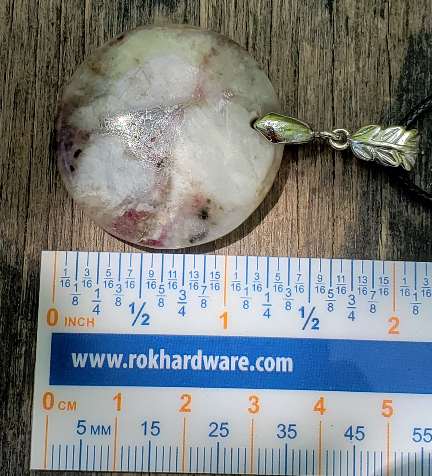 Mystery necklace with 33 mm round natural stone pendant ruler