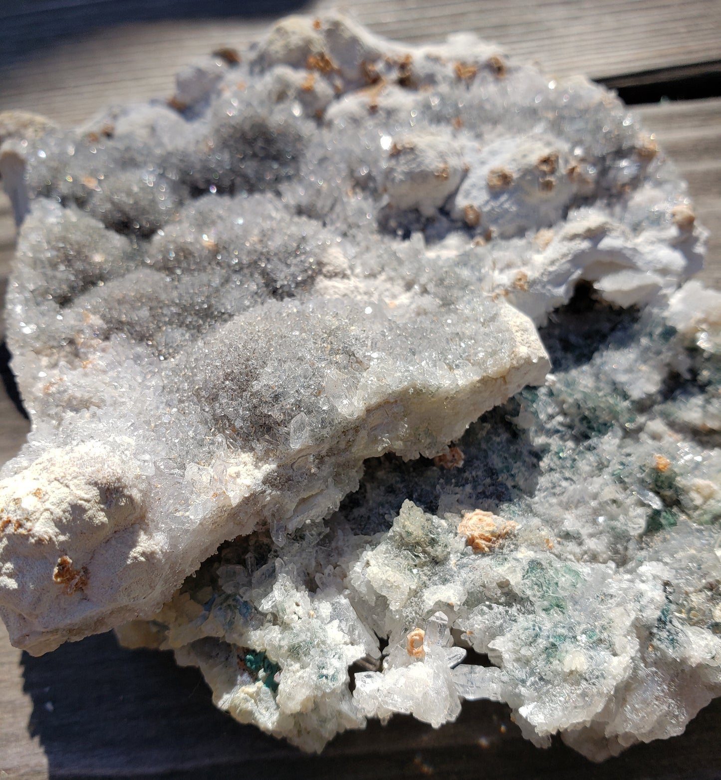 Flower amethyst plate with lilac and light green tones and sparkling druzy crystal surface AM10-3