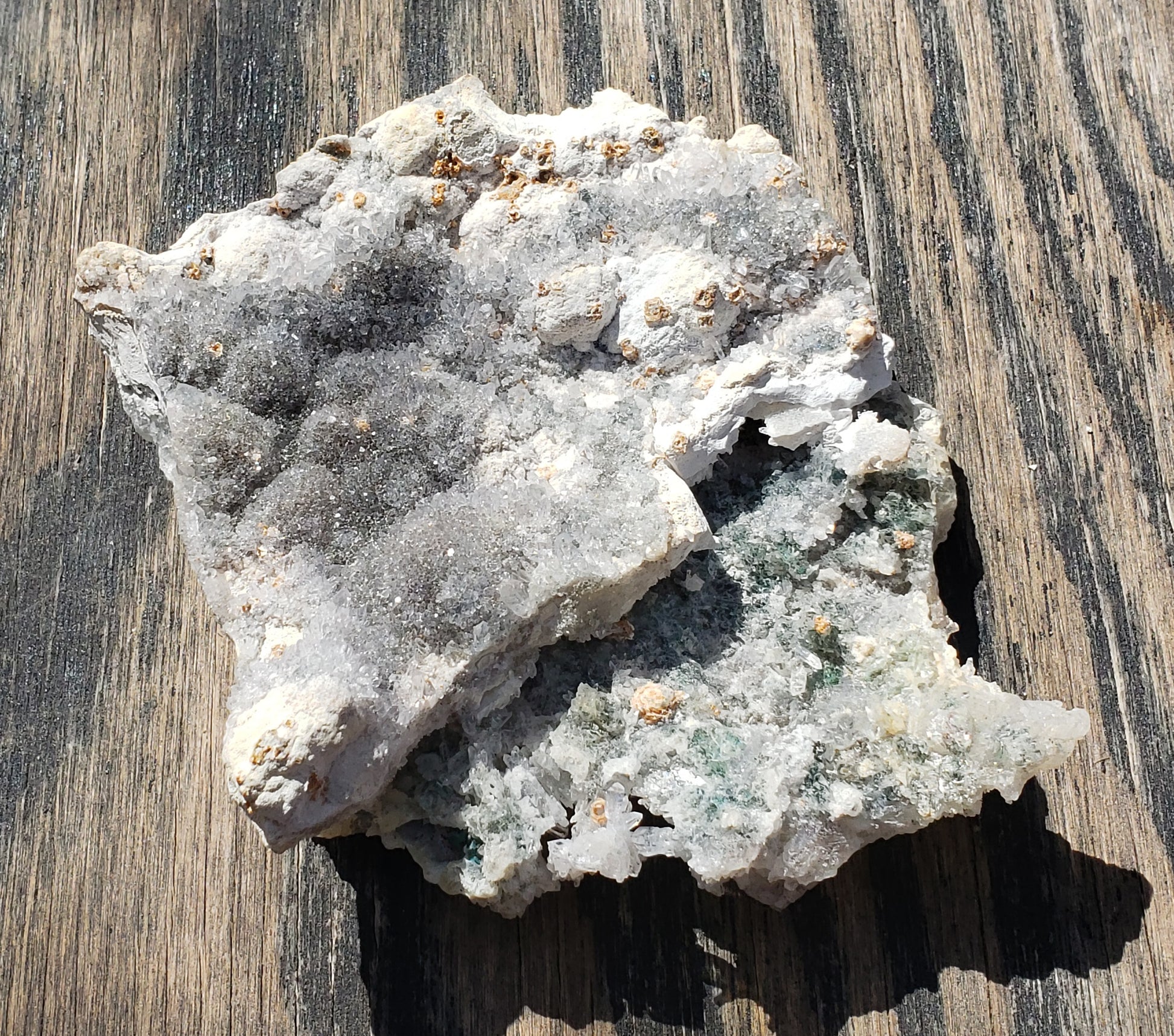 Flower amethyst plate with lilac and light green tones and sparkling druzy crystal surface AM10-2