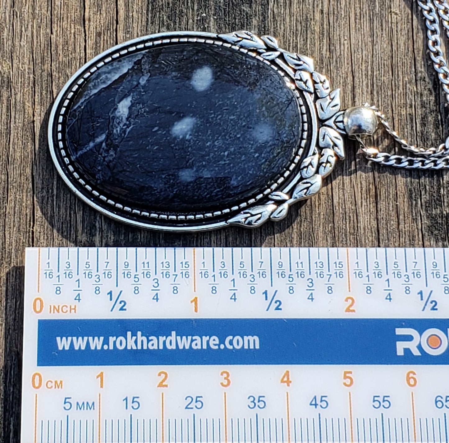 Blue dendritic necklace with 40×30 mm stone ruler