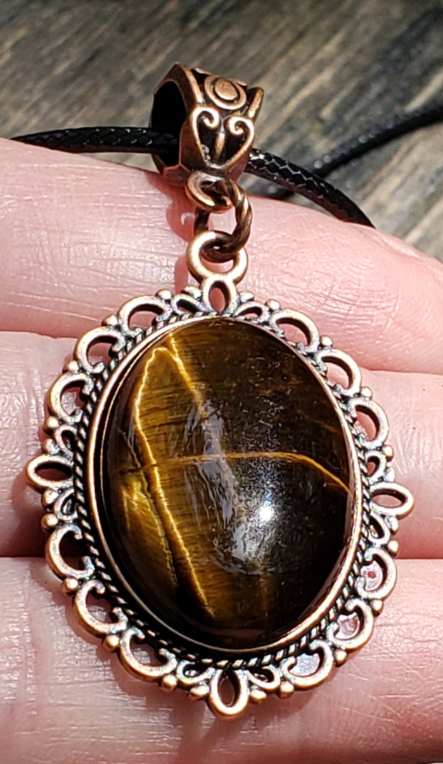 Tiger’s eye necklace with 25×18 mm stone pendant