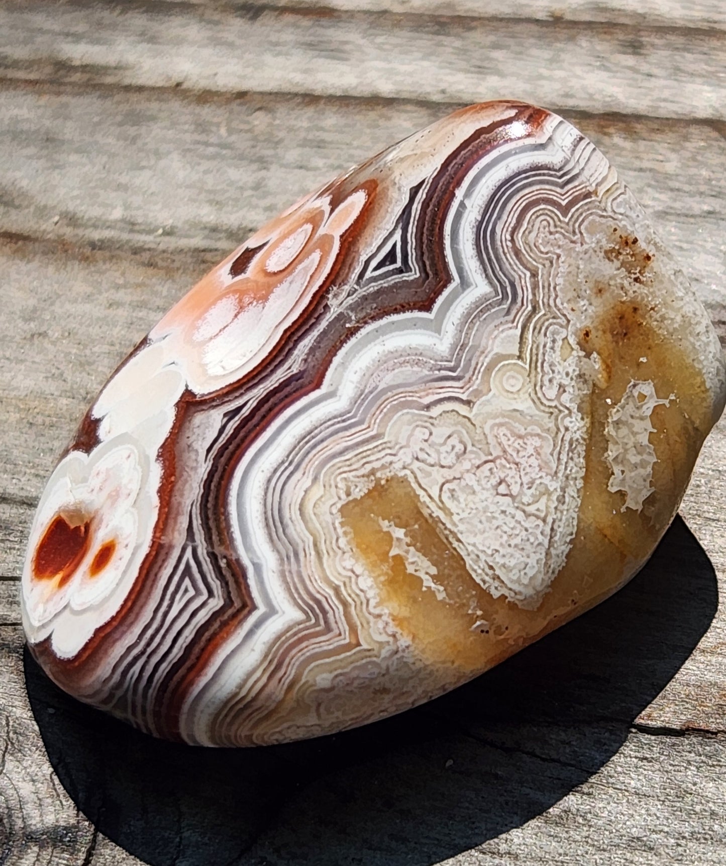 Natural banded agate suitable for collectors or decorative display, TA364
