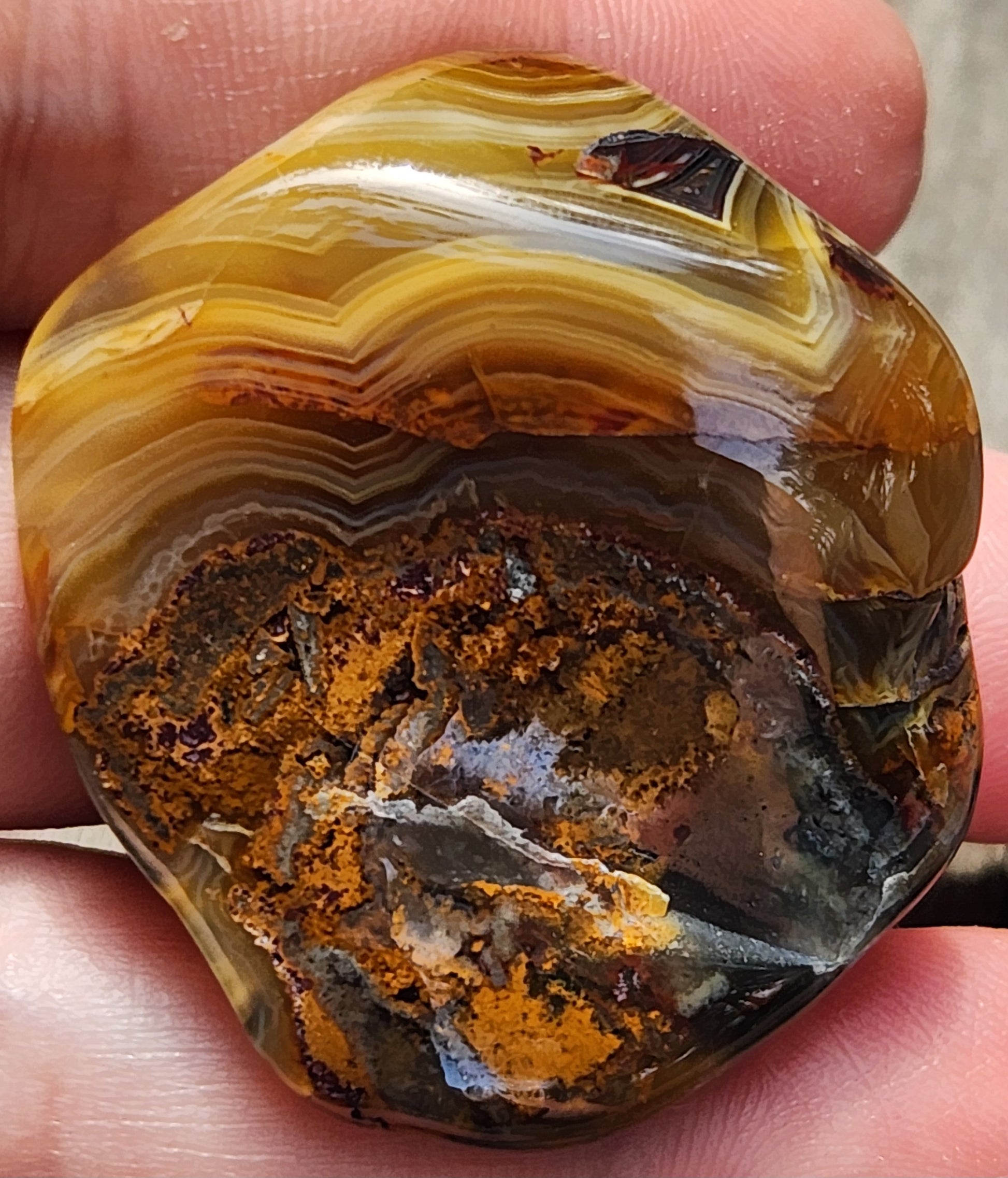 Natural banded agate suitable for collectors or decorative display, TA371