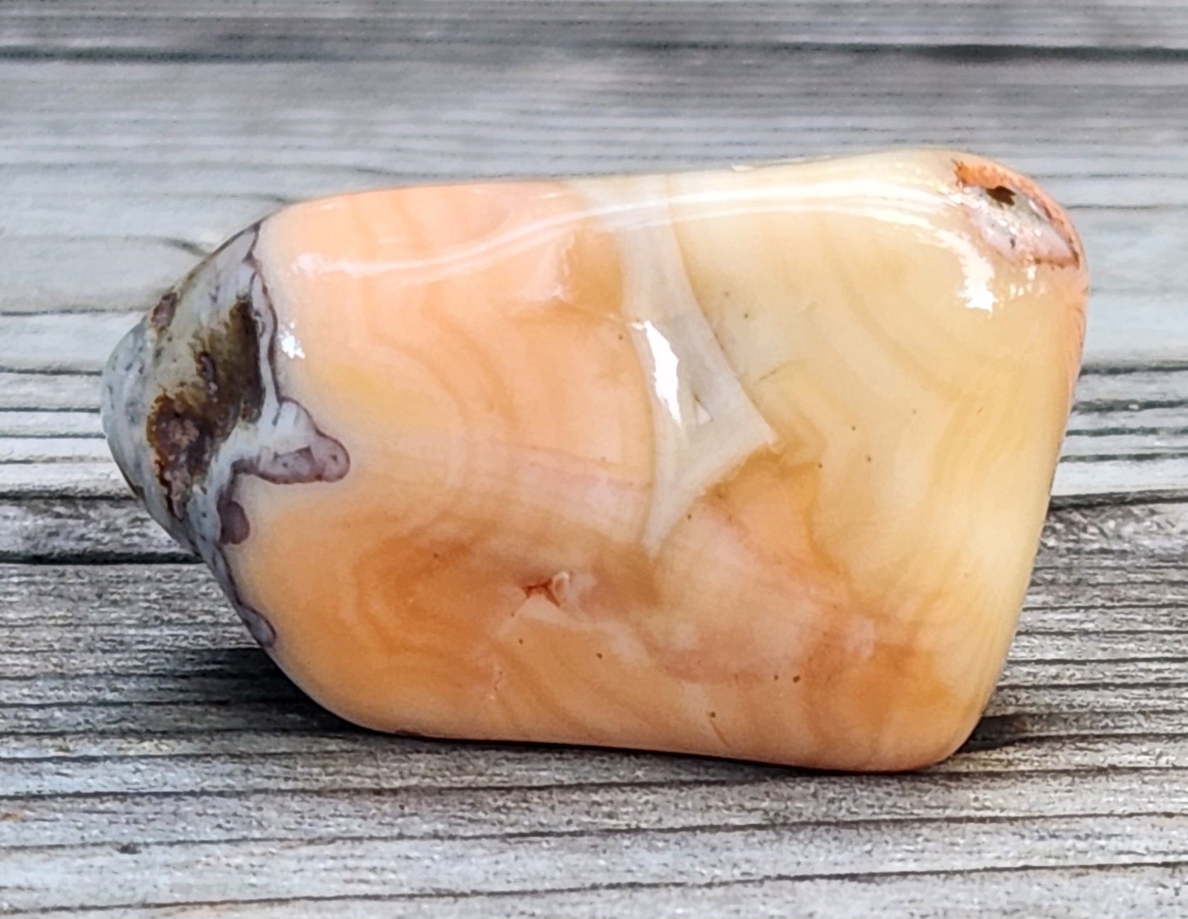 Polished ivory and apricot agate TA333