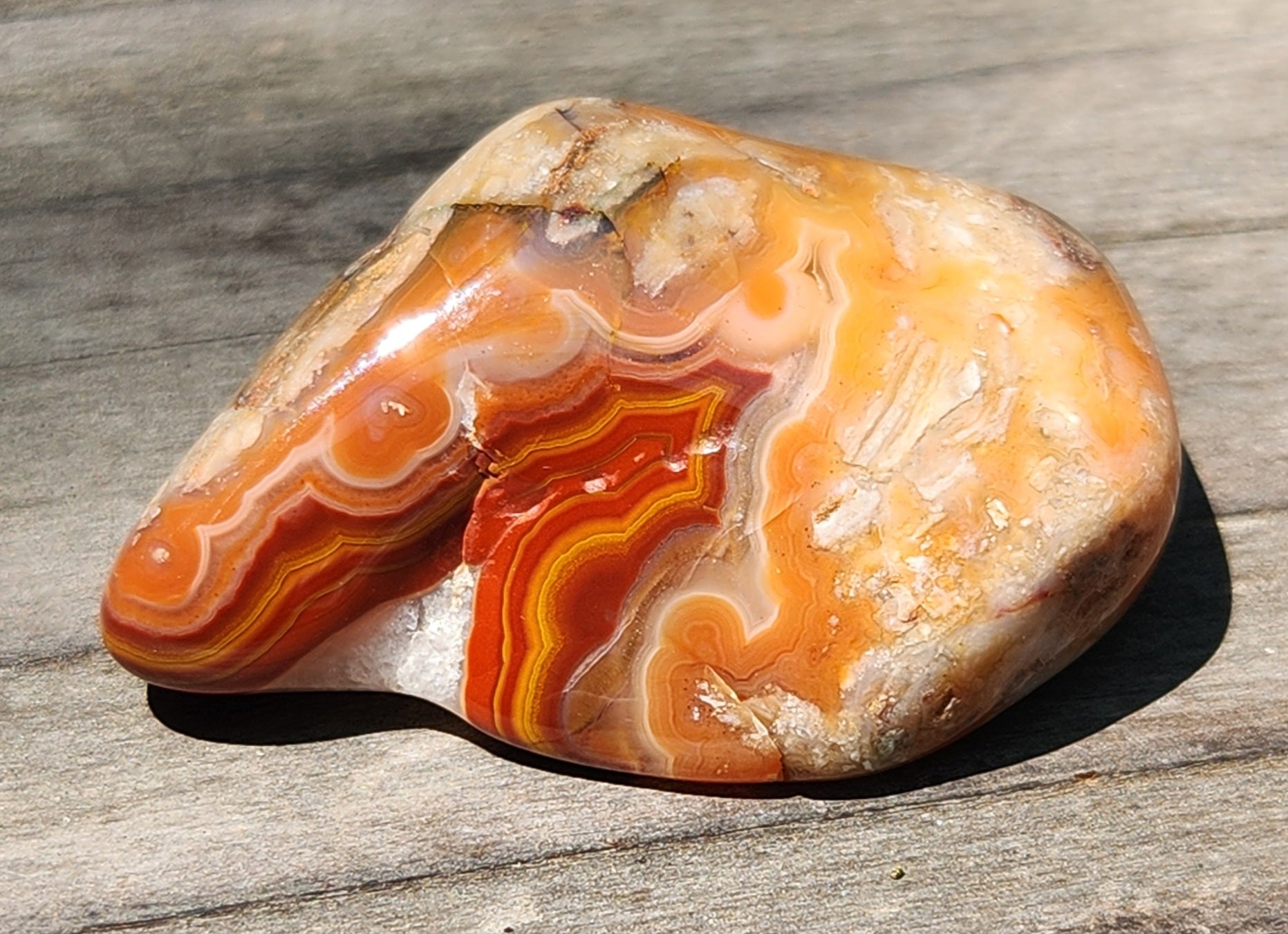 Layered Mexican agate with plume texture TA328