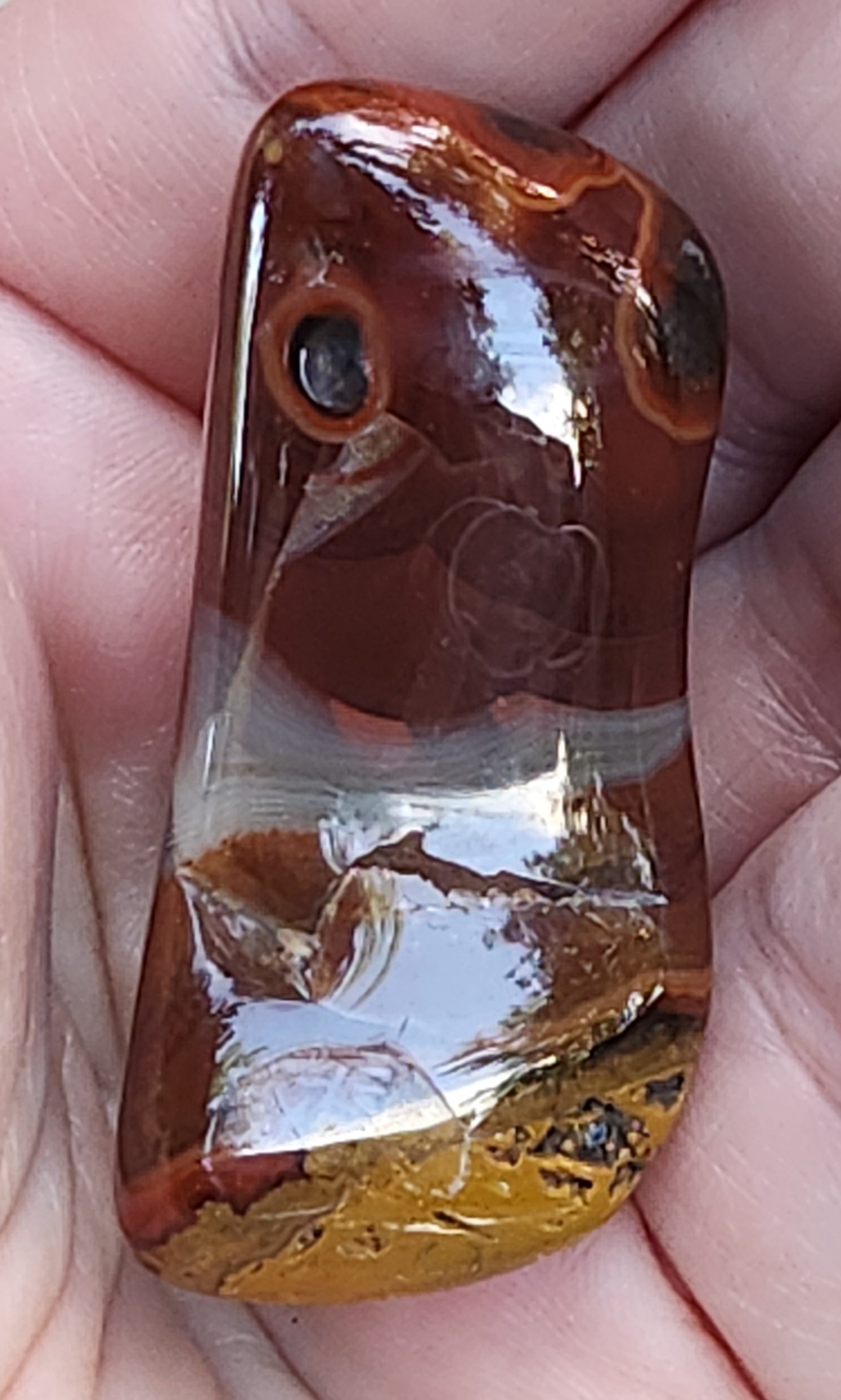 Natural vug feature in agate TA335