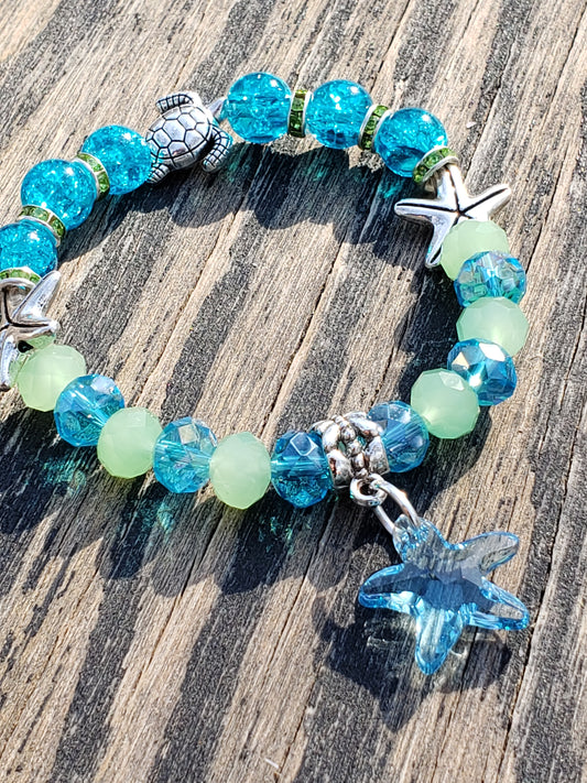 Turtles and Swarovski starfish stretch bracelet with glass beads close up